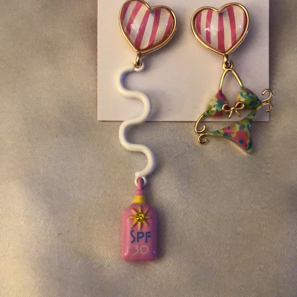 Betsey Johnson Bikini & Sunscreen Mismatch Drop Earrings Acrylic Heart NWT - Picture 6 of 14
